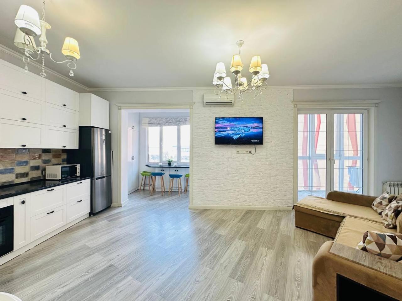 вавилон с видом на горы Apartment Almaty
